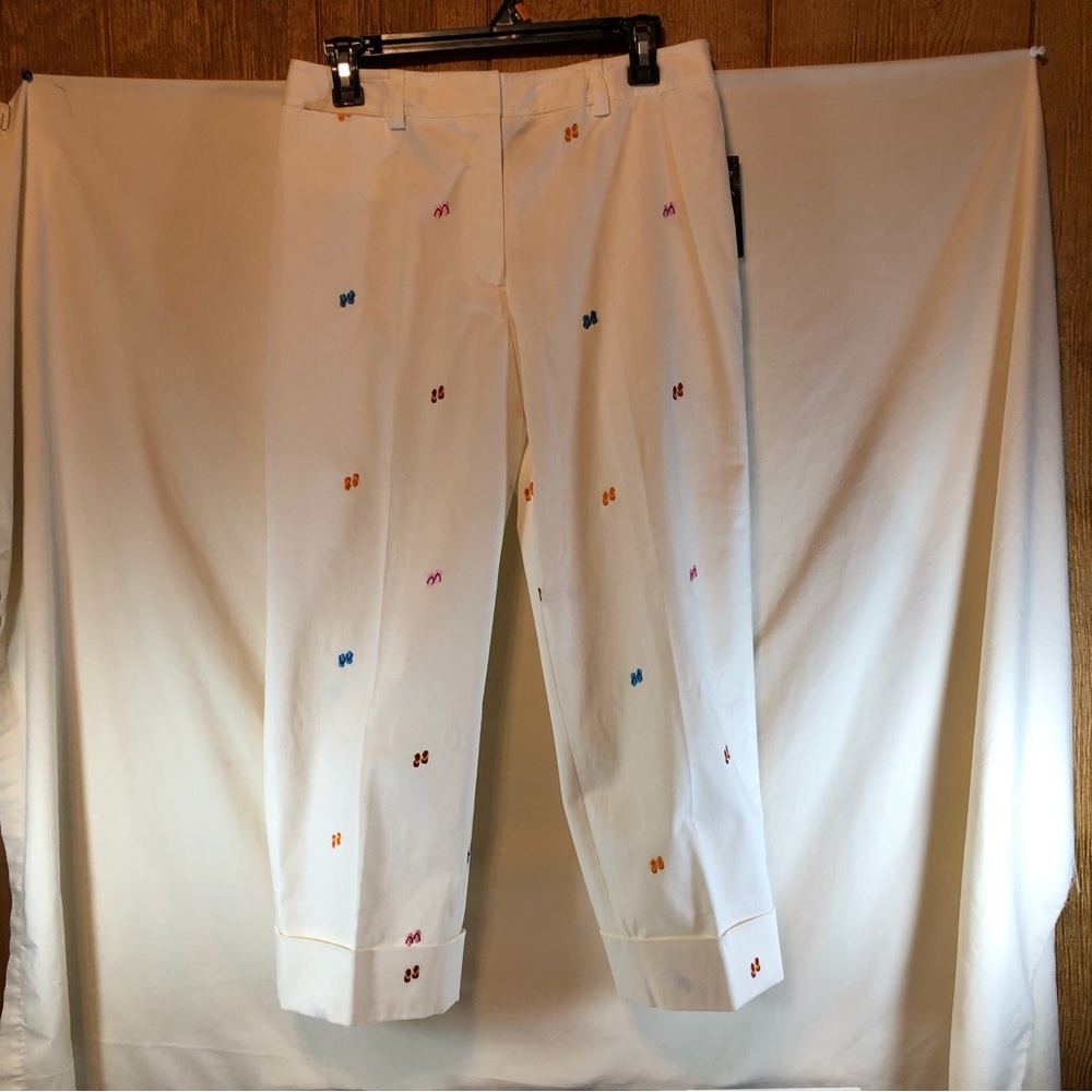 RAFAELLA NWT stretch white Capri pants with colored flip-flops 8